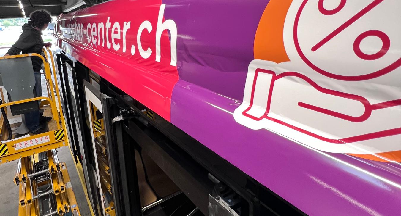 Pfister-Center Suhr – Busbeschriftung